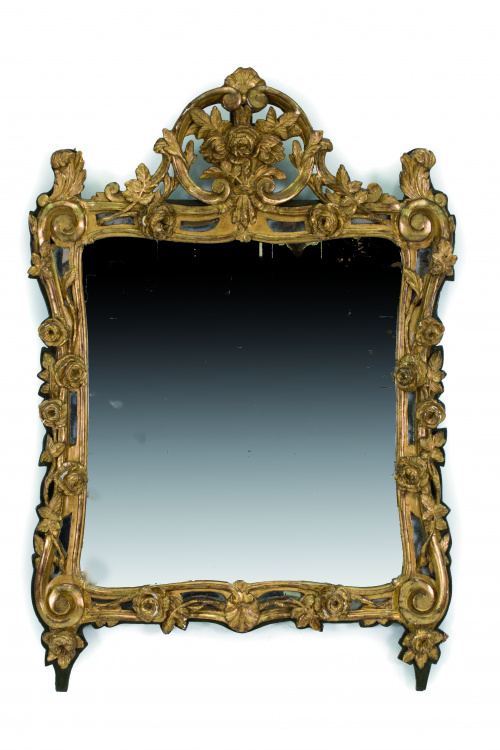 Espejo en madera tallada y dorada con rosetón.