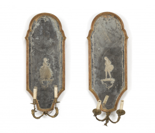 Pareja de cornucopias en madera dorada con brazos de luz en