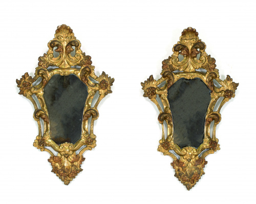 Pareja de cornucopias, estucadas, doradas y corladas. Decor