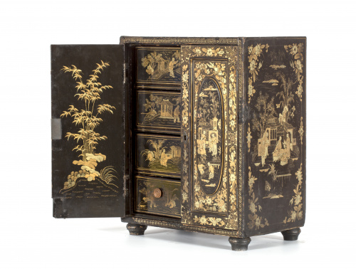 Cabinet para objetos de colección, en madera lacada con dec
