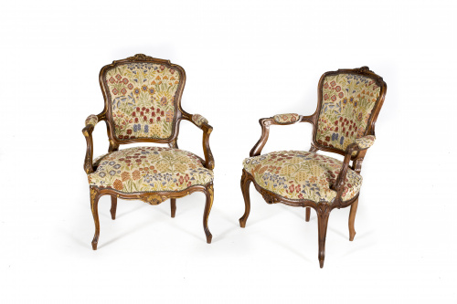 Pareja de butacas estilo Luis XV en madera de nogal con tap