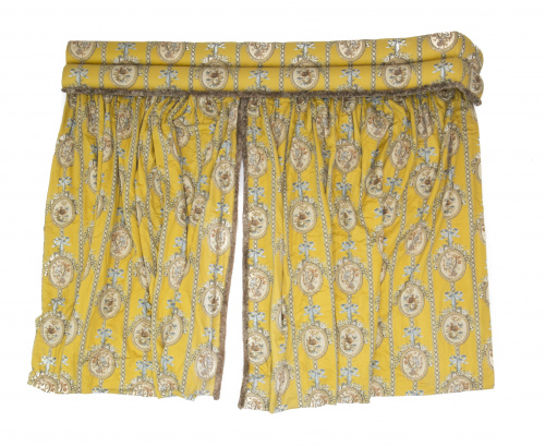 Pareja de sofás en madera de haya teñida con tapicería amar