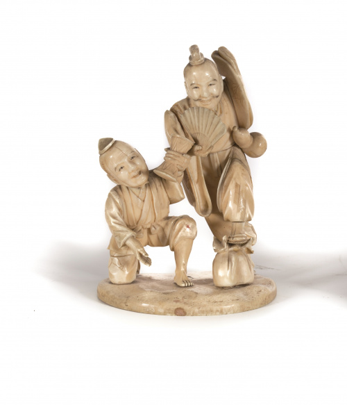 Pareja  “okimonos” una con un abanico.Trabajo japonés, Mei