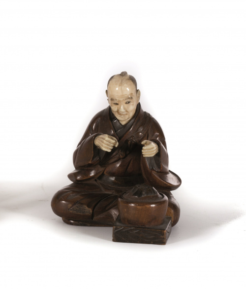Figura de madera tallada y marfil.Trabajo japonés, Meiji,