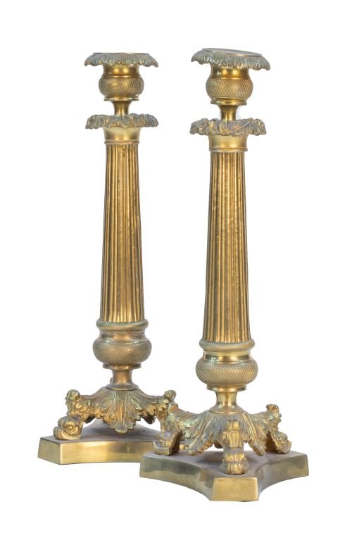 Pareja de candeleros Carlos X de bronce dorado.Francia, h.