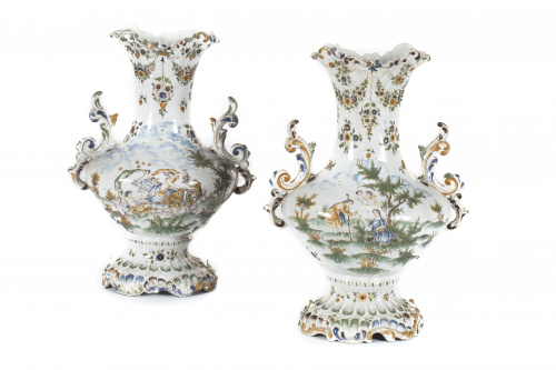 Pareja de jarrones esmaltados en verde, ocre y azul, con es