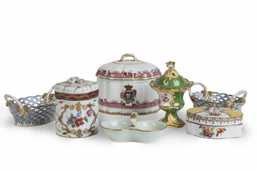 Lote formado por distintas piezas de porcelana esmaltada