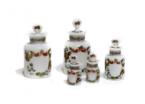 Cinco botes de opalina y decoración de flores.  La Granja,