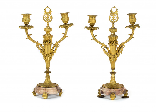 Pareja de candelabros de dos brazos de luz de estilo Luis X