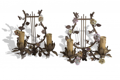 Pareja de apliques con forma de lira de dos brazos de luz e