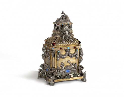 Cofre de plata sobre dorada y plata con aplicaciones de pie