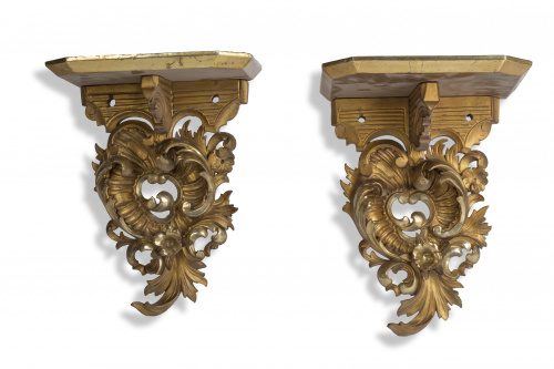 Pareja de ménsulas de estilo rocóco en madera tallada y dor