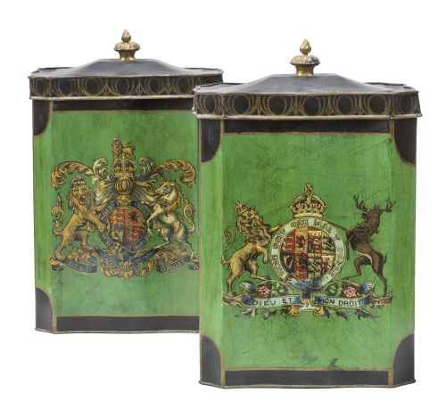 Pareja de botes para té de latón pintado con escudos y anim