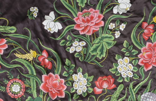 Mantón de “Manila”, bordado sobre seda marrón con peonías