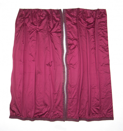 Pareja de cortinas en raso de seda rojo, S. XIX.