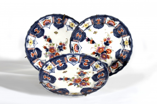 Plato de porcelana esmaltada con el “diseño del lambrequín”