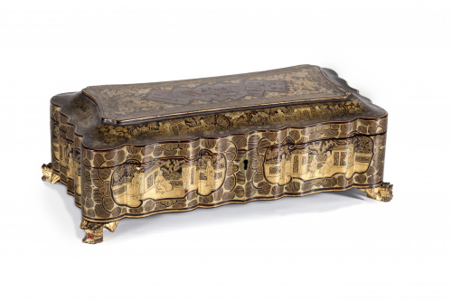 Caja para naipes de madera lacada y dorada.Trabajo cantoné