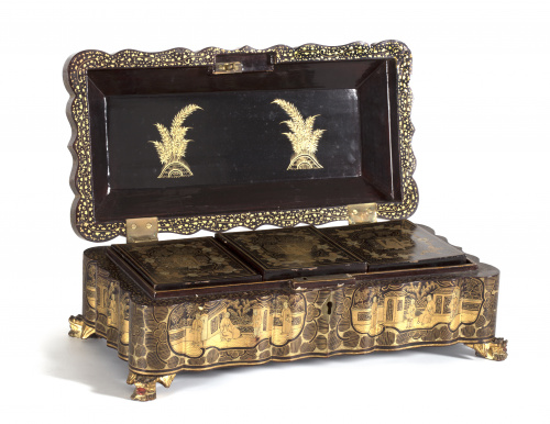 Caja para naipes de madera lacada y dorada.Trabajo cantoné