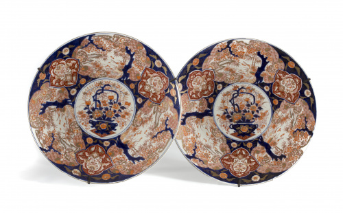 Pareja de platos en porcelana Imari decorados con dos jarro