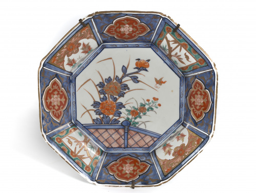 Plato octogonal en porcelana Imari.Japón, S. XIX