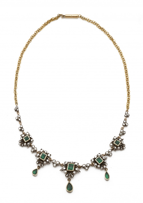 Collar Isabelino con centro de esmeraldas rodeadas por marc