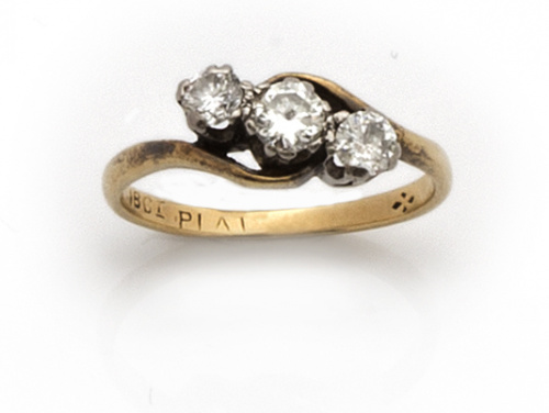 Sortija de pp s. XX, tresillo, con línea oblicua de brillan