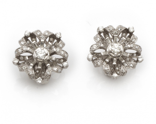 Elegantes pendientes en forma de flor de brillantes y bague