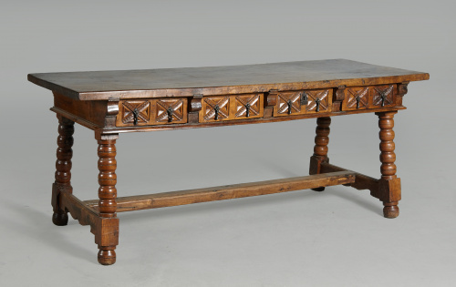 Bufete en madera de nogal tallada y torneada con herrajes d