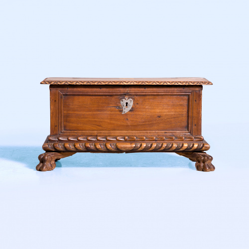 Caja limosnera en madera de nogal.Trabajo mallorquín, S. X