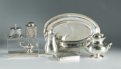 Lote de Bote de te en plata repujada, lamparita de aceite, 