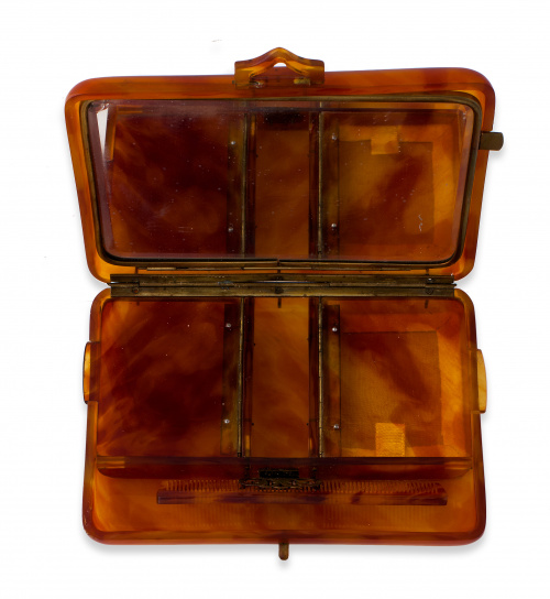 Trusseau años 30’ en pasta imitando carey con varios compar