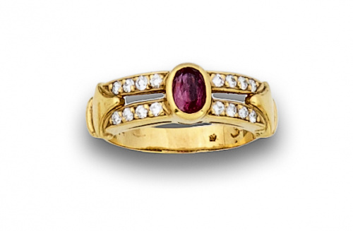 Anillo GREGORY con rubí oval entre dos líneas de brillantes
