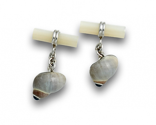 Gemelos con concha adornada con cabuchones de zafiros y bar