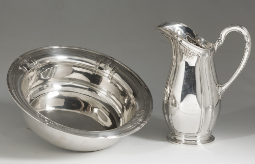 Aguamanil y jofaina de plata decorado con cintas y motivos 