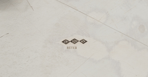 Aguamanil y jofaina de plata decorado con cintas y motivos 