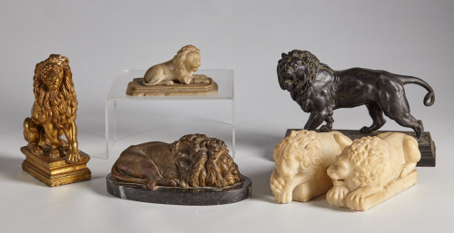 “León recostado” en mármol o alabastro, S. XVIII.