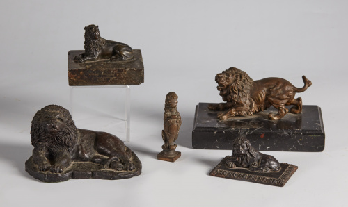 “León recostado” en bronce, S. XVII-XVIII.Sobre peana en m