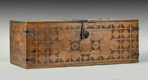 Arca en madera de cedro con decoración geométrica en el fre