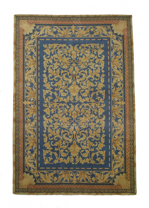 Alfombra en lana con campo azul y decoración vegetal, S. XX.