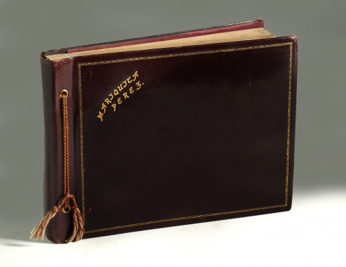 Álbum de fotos de Mariquita Pérez en piel, contiene: 16 fot