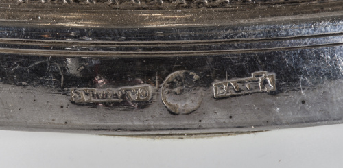 Pareja de candeleros, decorado con palmetas neoclásicos.Ba