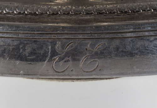 Pareja de candeleros, decorado con palmetas neoclásicos.Ba