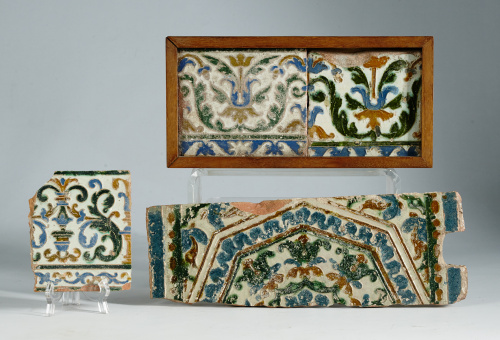 Dos azulejos esmaltados con la técnica de la aristaTriana,