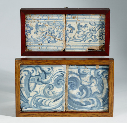 Pareja de azulejos de cerámica esmaltada en azul de cobalto