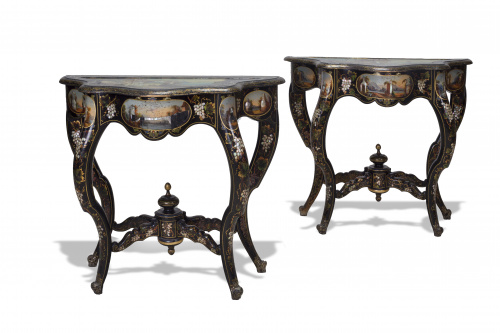 Pareja de consolas isabelinas de madera lacada de negro e i