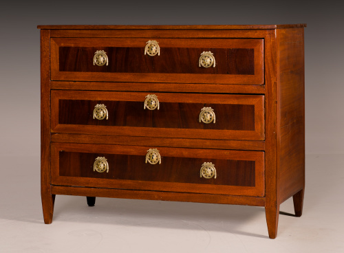 Cómoda Carlos IV en caoba y nogal.Trabajo español, h. 1800.