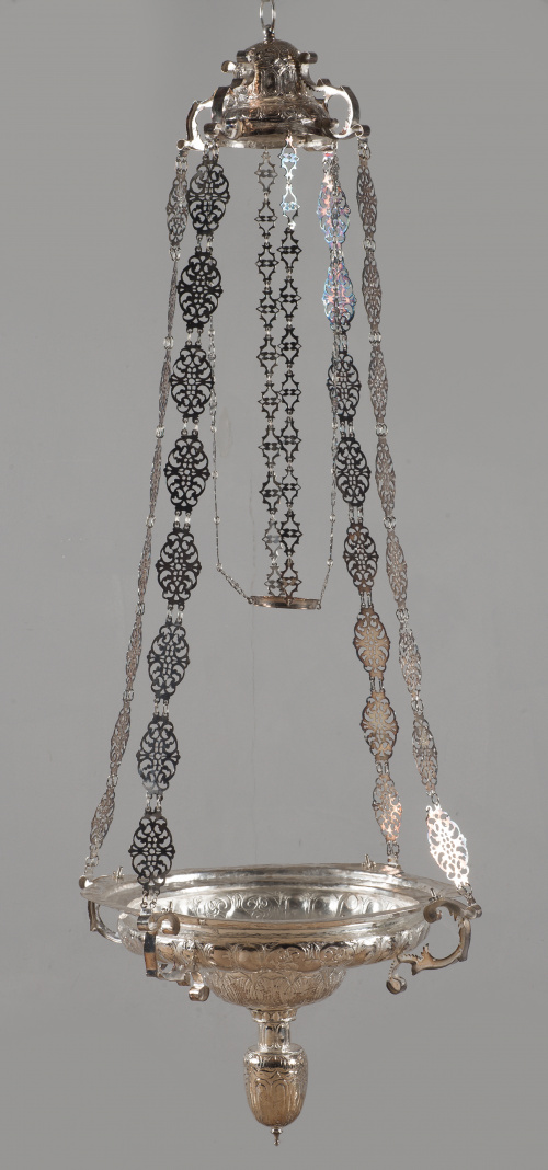 Lámpara votiva en plata repujada.Sin marcas aparentes, pro