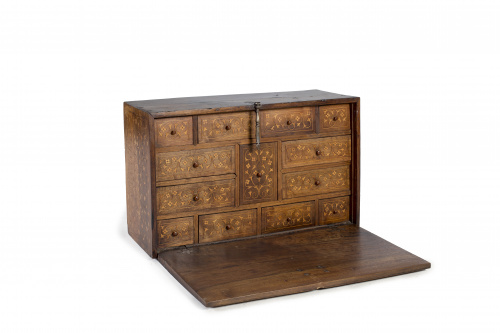 Bargueño de madera de nogal y boj con taracea de flores.Tr