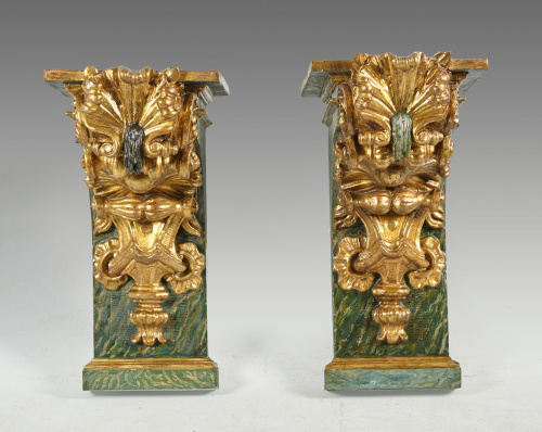 Pareja de ménsulas de madera tallada, estucada y dorada.Tr