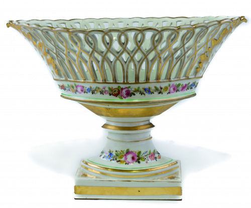 Centro de porcelana esmaltada y dorada, de estilo imperio, 